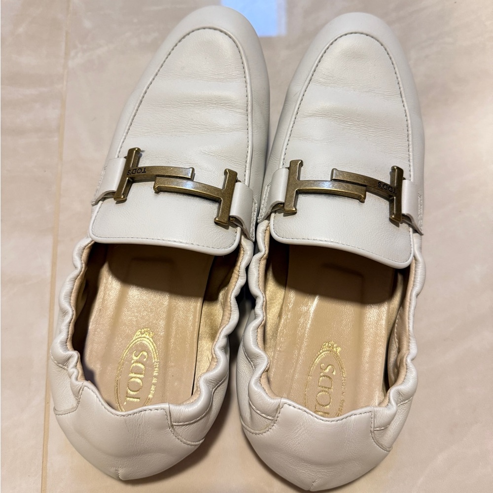 Tod’s white leather loafer